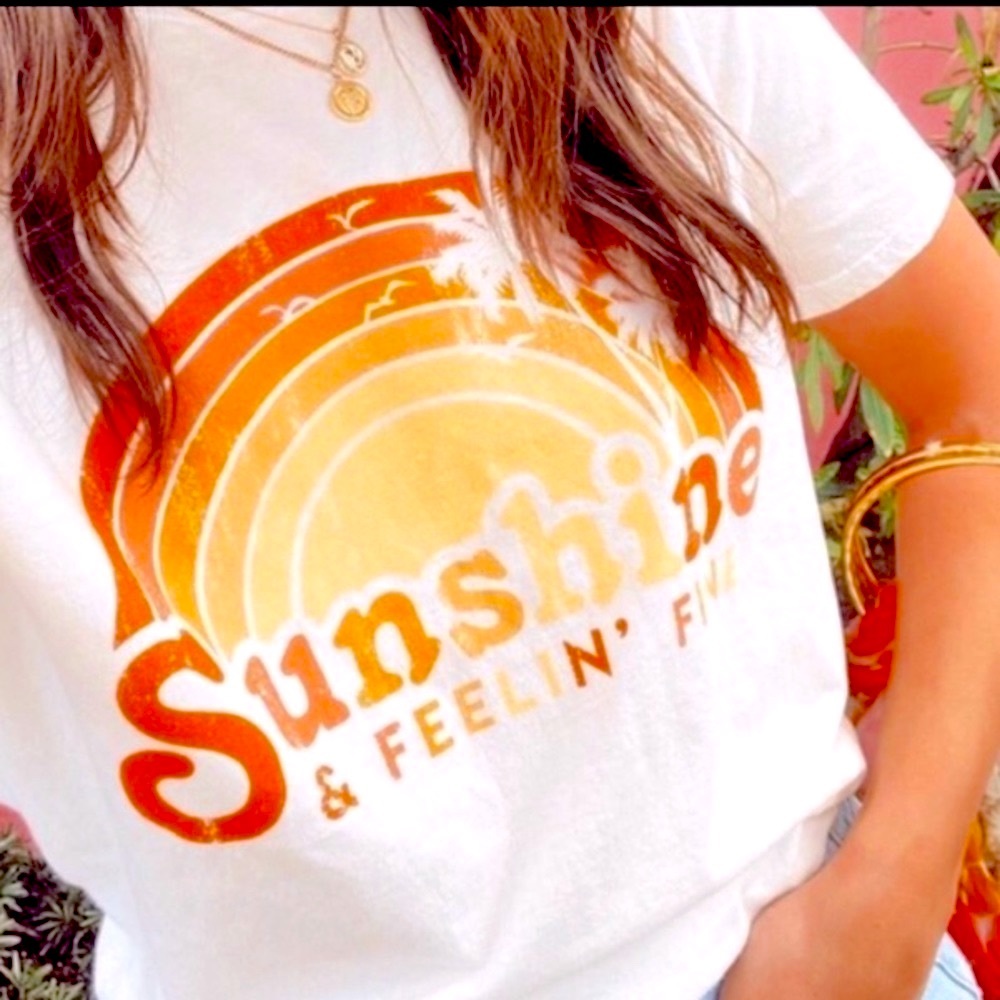 Vintage Style SUNSHINE & FEELIN’ FINE ☀️ Distressed Cream Short Sleeve T-Shirt - Picture 2 of 6